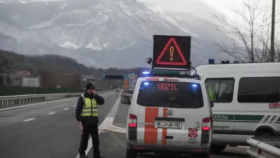 ﻿- Vipavska hitra cesta - delavci DARS - cestninski nadzor - izločanje - 05.02.2015 - Mednarodni mejni prehod Vrtojba - zaradi predvidenega obilnega sneženja in burje prepoved vožnje za priklopnike in polpriklopnike pri vstopu v Slovenijo - ///FOTO: Luka Cjuha