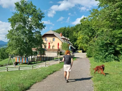 Le pol ure vožnje iz Ljubljane je družinam prijazna izletniška točka