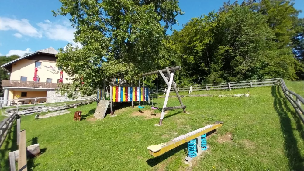 Le pol ure vožnje iz Ljubljane je družinam prijazna izletniška točka