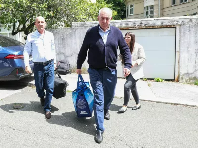 04.08.2025., Ulica Josipa Kozarca, Zagreb - Dolazak Ive Sanadera u obiteljsku kucu u Kozarcevoj ulici nakon izlaska iz zatvora.. Ivo Sander vratio se kuci u pratnji odvjetnika Dragana Crnkovica. Ivo Sanader, bivsi hrvatski premijer, uvjetno je pusten na slobodu nakon sto je odlukom vijeca Zupanijskog suda u Sisku prihvacen prijedlog za njegov uvjetni otpust iz Kaznionice u Lipovici–Popovaci.  Photo: Goran Stanzl/PIXSELL