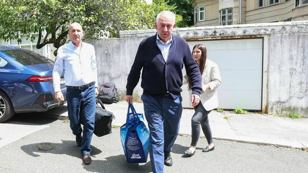 04.08.2025., Ulica Josipa Kozarca, Zagreb - Dolazak Ive Sanadera u obiteljsku kucu u Kozarcevoj ulici nakon izlaska iz zatvora.. Ivo Sander vratio se kuci u pratnji odvjetnika Dragana Crnkovica. Ivo Sanader, bivsi hrvatski premijer, uvjetno je pusten na slobodu nakon sto je odlukom vijeca Zupanijskog suda u Sisku prihvacen prijedlog za njegov uvjetni otpust iz Kaznionice u Lipovici–Popovaci.  Photo: Goran Stanzl/PIXSELL