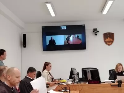 Nad trezor z macolo, a pregnal jih je alarm. Tri so prijeli, eden se je izmuznil