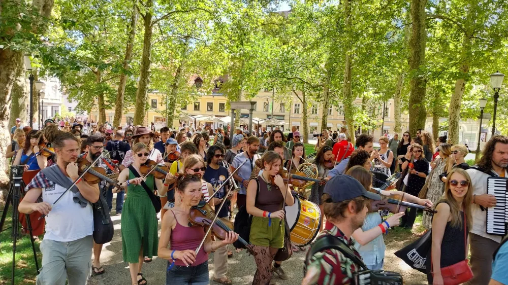 Glasbeniki zbrani v Zvezda parku. Foto: Vesna Levičnik