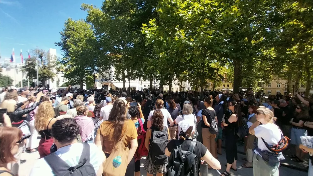 V parku se je množica podpornikov Palestine. Foto: Vesna Levičnik