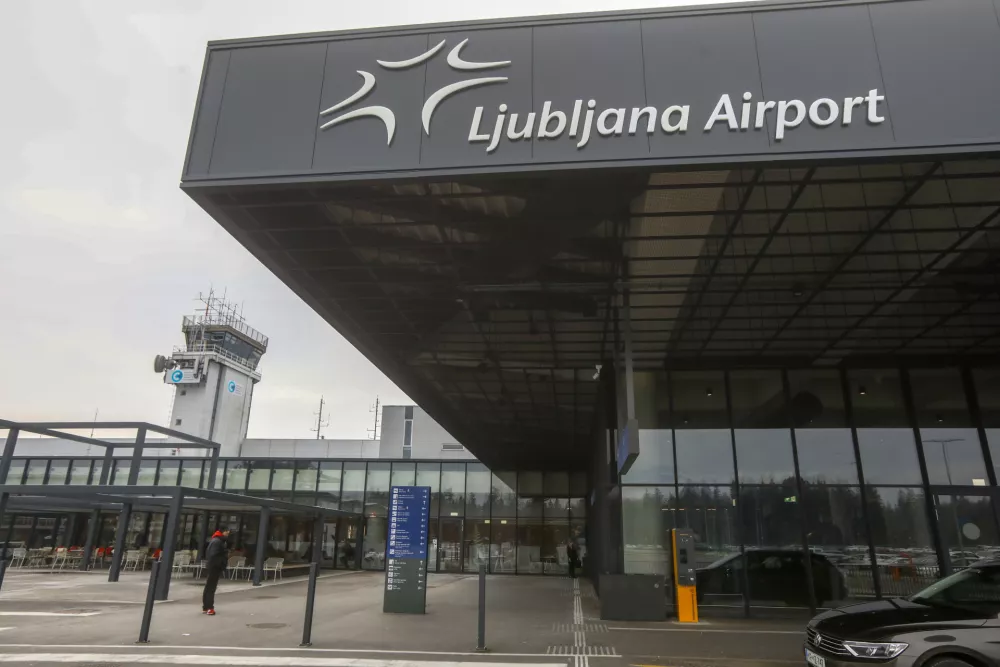 - potniški terminal - - 14.12.2022 - Letališče Jožeta Pučnika Brnik – Aerodrom Ljubljana – Fraport Slovenija //FOTO: Luka Cjuha