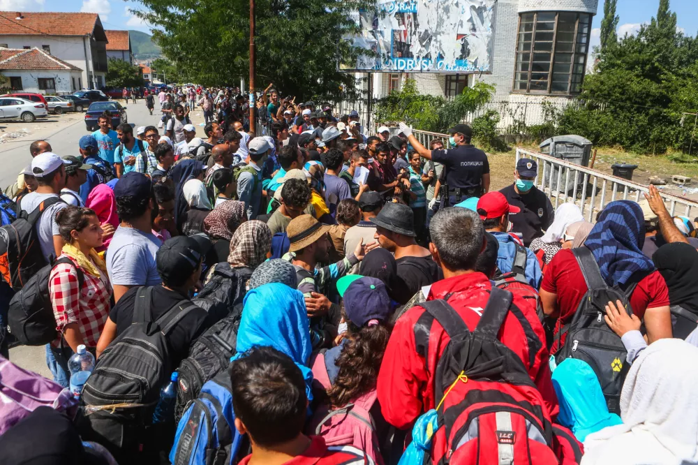 ﻿- 24.08.2015 - Srbija - Preševo - Begunci čakajo v vrsti za registracijo v zbirnem centru za begunce v Preševu- Begunci 2015 - migracije po zahodni balkanski poti - migracijska pot beguncev iz Sirije, Afganistana in Iraka čez Balkan proti zahodni Evropi - evropska begunska kriza - migranti -     //FOTO: Bojan VelikonjaOPOMBA: ZA OBJAVO V PRILOGI – DNEVNIKOV OBJEKTIV - REPORTAŽA 2015 -