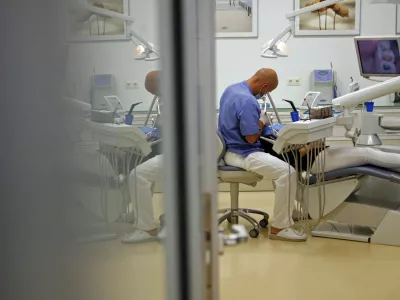dr.Gregor Škorjanc, estetski in splošni zobozdravnik, - Dentalni studio dr. Škorjanc - Zasebna zobozdravstvena ordinacija - zobozdravstvo - Dunajska 198 v Ljubljani//FOTO: Bojan Velikonja