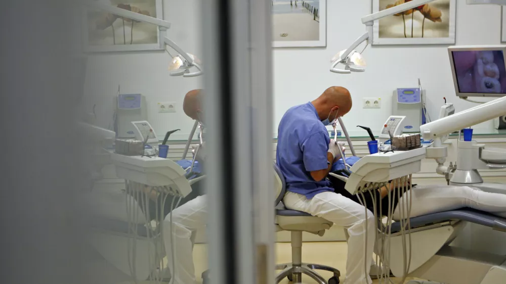 dr.Gregor Škorjanc, estetski in splošni zobozdravnik, - Dentalni studio dr. Škorjanc - Zasebna zobozdravstvena ordinacija - zobozdravstvo - Dunajska 198 v Ljubljani//FOTO: Bojan Velikonja