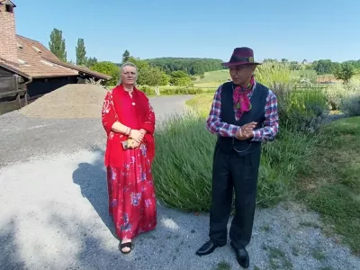  Slađana Đurđević, znana kot »plava ciganka« zaradi svojega mešanega zakona, in njen mož Goran Đurđević, predsednik Društva Lovari – Romska hiša in prvi Rom z diplomo na Hrvaškem. 