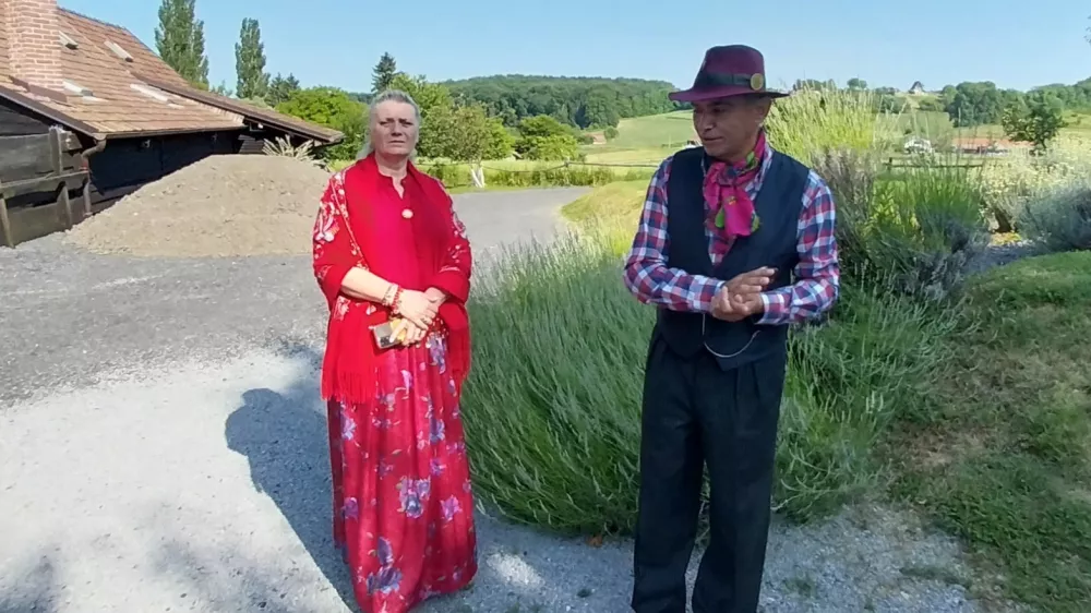  Slađana Đurđević, znana kot »plava ciganka« zaradi svojega mešanega zakona, in njen mož Goran Đurđević, predsednik Društva Lovari – Romska hiša in prvi Rom z diplomo na Hrvaškem. 