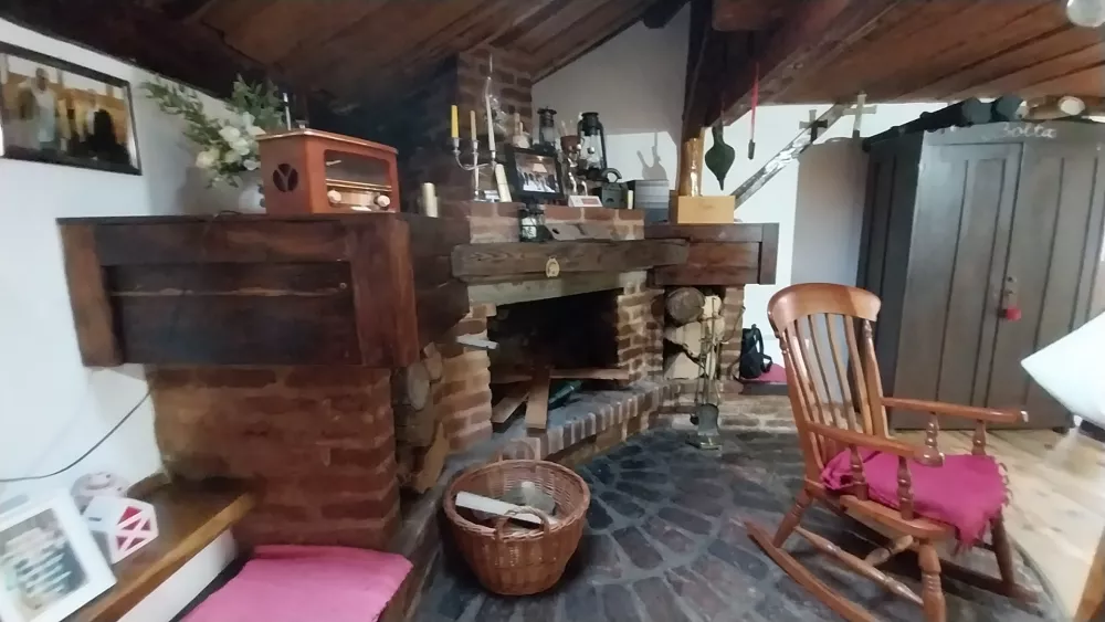 V notranjosti hiše je predstavljeno življenje Romov.