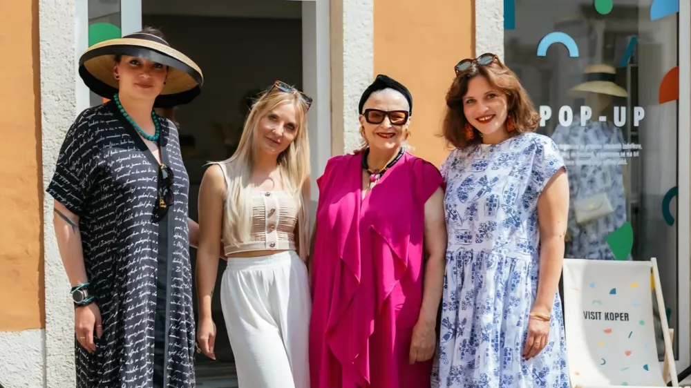 Še vse do konca poletja bodo v pop-up trgovini gostile Ano Cajhen, nosilko nesnovne kulturne dediščine slamnikarstva na Domžalskem, modno oblikovalko (z leve) Ana Cajhen, Manca Kočnik, Barbara Por Horvat in Julia Kaja Hrovat. F arhiv