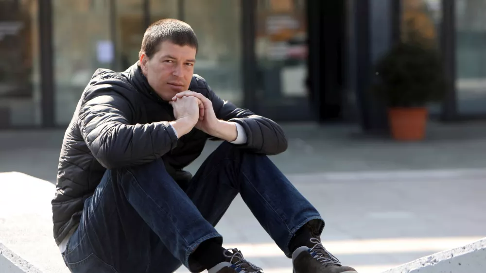 - 07.03.2022 - Goran Vojnović, filmski in televizijski reiser ter scenarist, pisatelj in kolumnist //FOTO: Toma Skale / Foto: Toma Skale