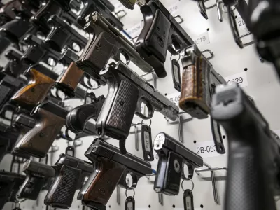 ﻿- pištola, strelno orožje- 28.01.2021 – POLICIJA - Nacionalni forenzični laboratorij (NFL), preiskava materialnih sledi, nastalih pri kaznivih dejanjih ali prekrških, in podaja interpretacije rezultatov preiskav za policijo in pravosodne organe. Vodovodna cesta 95 v Ljubljani //FOTO: Matjaž Rušt / Foto: Matjaž Rušt