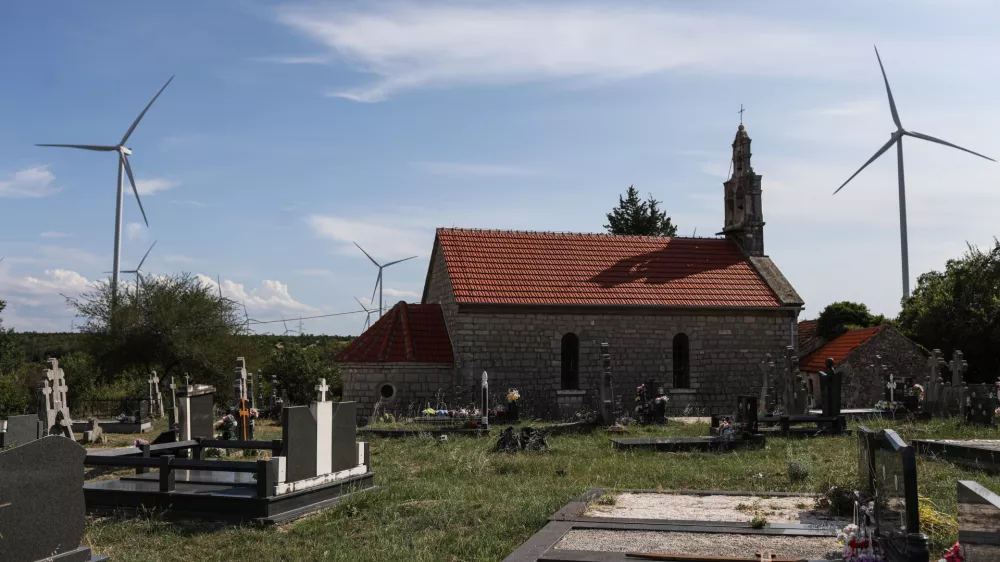 - Vetrna elektrarna, obnovljivi viri energije. Cerkev, vera.- 24.07.2024. - Vetrna elektrarna Pađene v bližini Knina na Hrvaškem je največja vetrna elektrarna na Hrvaškem.//FOTO: Bojan VelikonjaOPOMBA: ZA OBJAVO V OBJEKTIVU!!!!