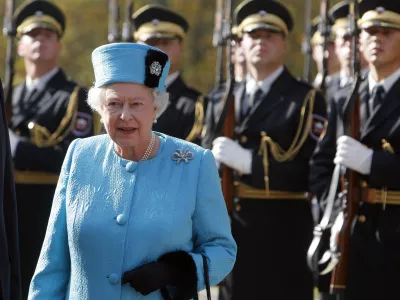 Britanska kraljica Elizabeta II po pristanku na letališču Jožeta Pučnika - Državniški obisk Njenega veličanstva britanske kraljice Elizabete II. in Njegove kraljeve visokosti vojvode Edinburškega v Sloveniji, 21.-23. oktober 2008  // FOTO: Jaka AdamičOPOMBA: ZA OBJAVO V ČASOPISU DNEVNIK