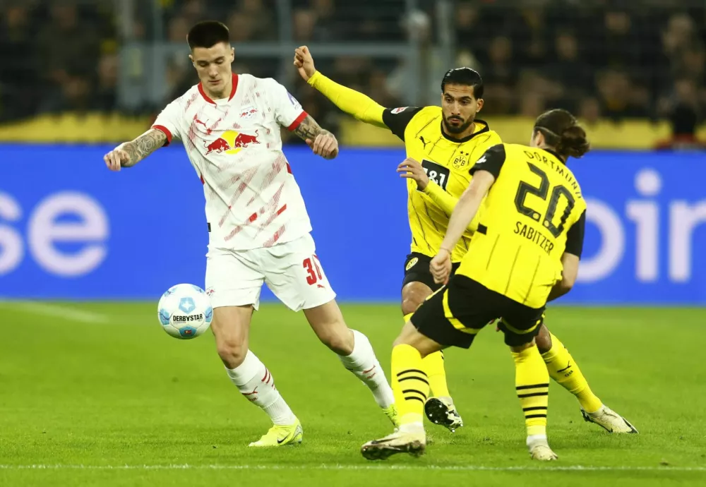 Soccer Football - Bundesliga - Borussia Dortmund v RB Leipzig - Signal Iduna Park, Dortmund, Germany - November 2, 2024 RB Leipzig's Benjamin Sesko in action with Borussia Dortmund's Marcel Sabitzer and Emre Can REUTERS/Leon Kuegeler DFL REGULATIONS PROHIBIT ANY USE OF PHOTOGRAPHS AS IMAGE SEQUENCES AND/OR QUASI-VIDEO. / Foto: Leon Kuegeler
