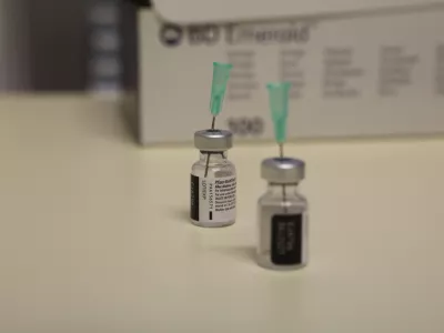 ﻿- cepivo Pfizer BioNTceh - množično cepljenje proti covidu-19 med stanovalci domov za starejše. - 27.12.2020 – Epidemija koronavirus COVID-19 v Sloveniji - prispela prva pošiljka cepiva proti covidu-19, ki sta ga razvili podjetji ameriški Pfizer in nemški BioNTech,//FOTO: Luka Cjuha