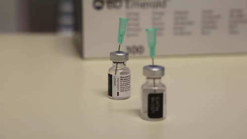 ﻿- cepivo Pfizer BioNTceh - množično cepljenje proti covidu-19 med stanovalci domov za starejše. - 27.12.2020 – Epidemija koronavirus COVID-19 v Sloveniji - prispela prva pošiljka cepiva proti covidu-19, ki sta ga razvili podjetji ameriški Pfizer in nemški BioNTech,//FOTO: Luka Cjuha