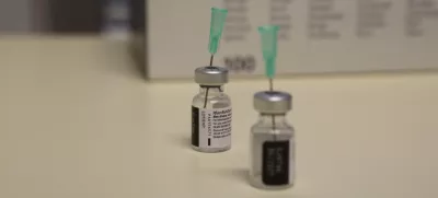 ﻿- cepivo Pfizer BioNTceh - množično cepljenje proti covidu-19 med stanovalci domov za starejše. - 27.12.2020 – Epidemija koronavirus COVID-19 v Sloveniji - prispela prva pošiljka cepiva proti covidu-19, ki sta ga razvili podjetji ameriški Pfizer in nemški BioNTech,//FOTO: Luka Cjuha