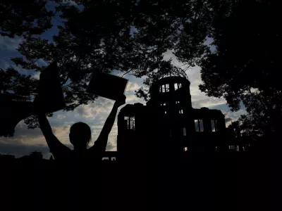 A Pro-Palestinian protester is silhouetted in front of the dome, a day ahead of the 80th anniversary of the World War Two atomic bombing in Hiroshima, western Japan, August 5, 2025. REUTERS/Kim Kyung-Hoon  TPX IMAGES OF THE DAY / Foto: Kim Kyung-hoon