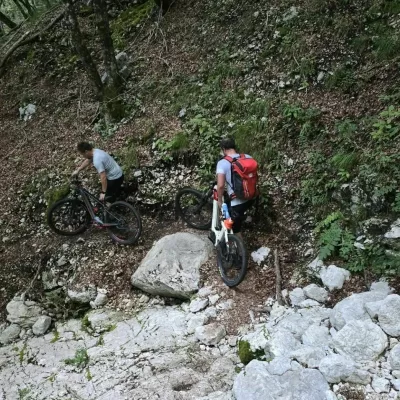 V simpatičnem zapisu so bohinjski gorski reševalci opisali tudi akcijo, v kateri so na planinski poti pomagali tričlanski družini s kolesi, ki jih je tja usmerila aplikacija. 