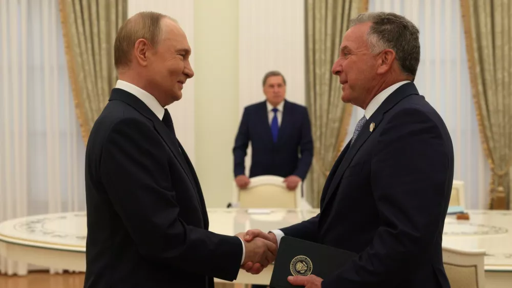 HANDOUT - 06 August 2025, Russia, Moscow: Russian President Vladimir Putin shakes hands with US special envoy Steve Witkoff ahead of Ukraine war talks. Photo: --/Kremlin/dpa - ATTENTION: editorial use only and only if the credit mentioned above is referenced in full