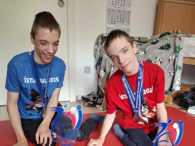 Anže (desno) in Enej sta ob našem obisku navdušeno pripovedovala o svojem športu - bocci, ki ga trenirata šele eno leto, a že dosegata neverjetne rezultate. / Foto: Meta Černoga