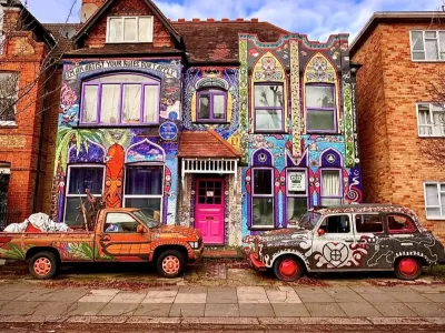 Pred samo hišo boste našli tudi dve vozili, ki sta prav tako okrašeni z mozaiki. F IG/mosaichousechiswick