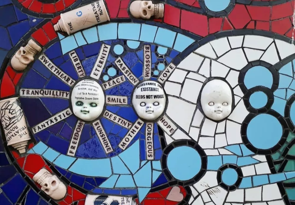 Na metaforični ravni lahko to umetnino danes razumemo kot grafični prikaz multikulturnosti Londona. F IG/mosaichousechiswick