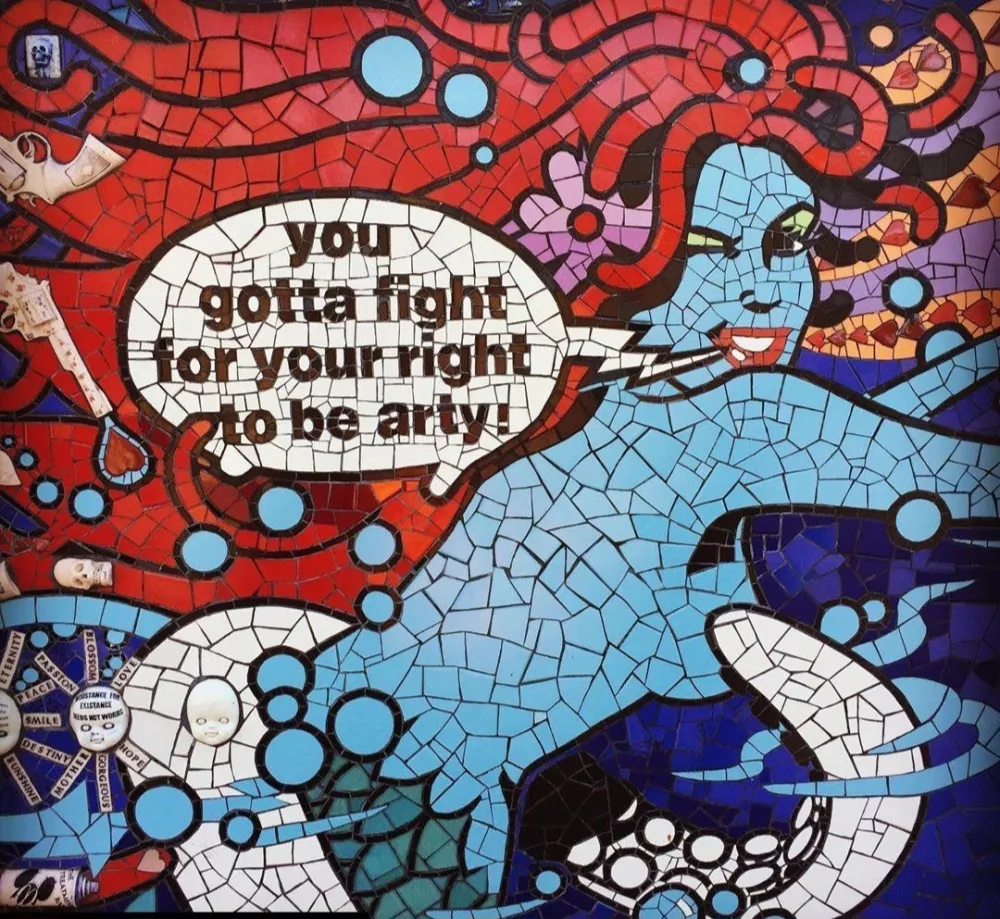 Hiša mozaikov je polna tudi humornih prikazov, eden najbolj izstopajočih pa je govorjeni oblaček, v katerem je zapis kultne skupine Beastie Boys. F IG/mosaichousechiswick