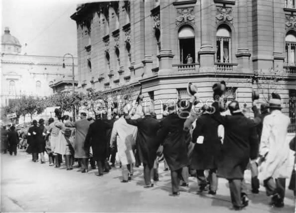 Kralj Aleksander I. leta 1925 v Beogradu z balkona pozdravlja vojne veterane. / Foto: wikipedia