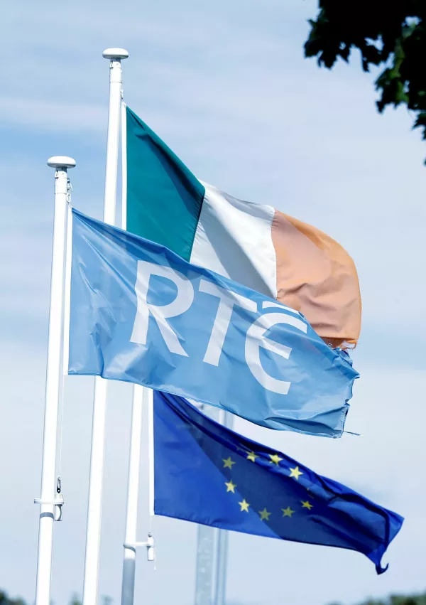General view of flags outside RTE (Radio Telefis Eireann) Irish public service broadcaster television studios, in Dublin, Ireland, September 11, 2025. REUTERS/Clodagh Kilcoyne / Foto: Clodagh Kilcoyne