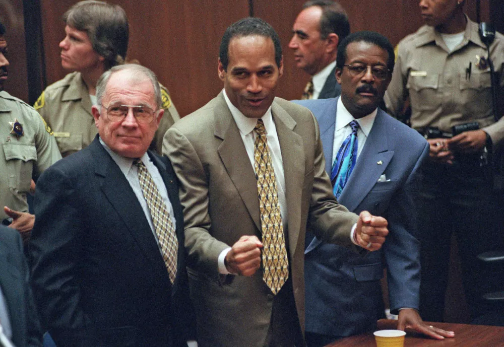 ﻿Oktobra 1995 je bil O.J. Simpson (v sredini) oproščen umora nekdanje žene Nicole Brown in njenega prijatelja Rona Goldmana. / Foto: Myung J. Chun, Daily News via AP