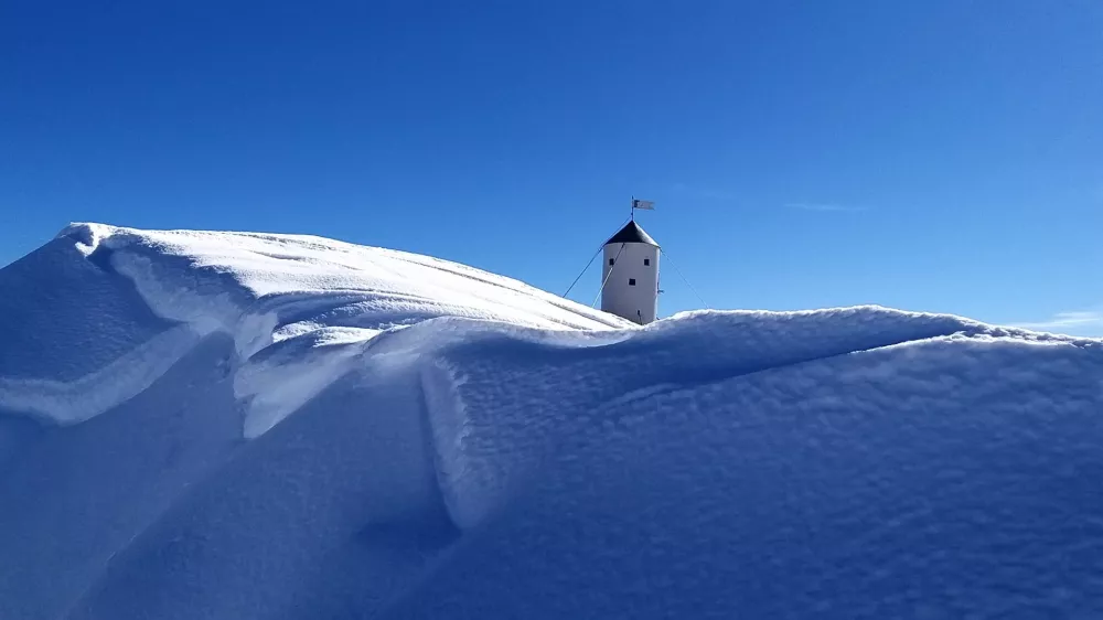 Triglav.Triglav, sneg, Aljazev stolp.