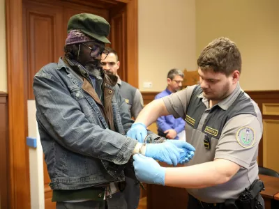 Poskus uboja brezdomke: Nasilnežu kazen zvišali na šest let