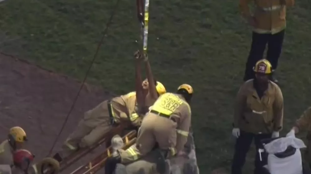 Ženska se je tik pred padcem slekla, tako da je bila med reševalno akcijo gola. 