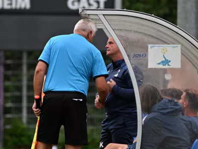 Eric Erlbeck Referee, Hand Shake, Tormancoach SAK Johann Smrecnik,, SAK vs. ATUS Ferlach, SAK vs. ATUS Ferlach am 01.08.2025 in Klagenfurt (Sportpark Welzenegg), Austria, (Photo by Bernd Stefan)