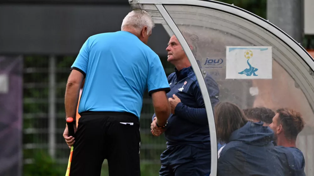 Eric Erlbeck Referee, Hand Shake, Tormancoach SAK Johann Smrecnik,, SAK vs. ATUS Ferlach, SAK vs. ATUS Ferlach am 01.08.2025 in Klagenfurt (Sportpark Welzenegg), Austria, (Photo by Bernd Stefan)