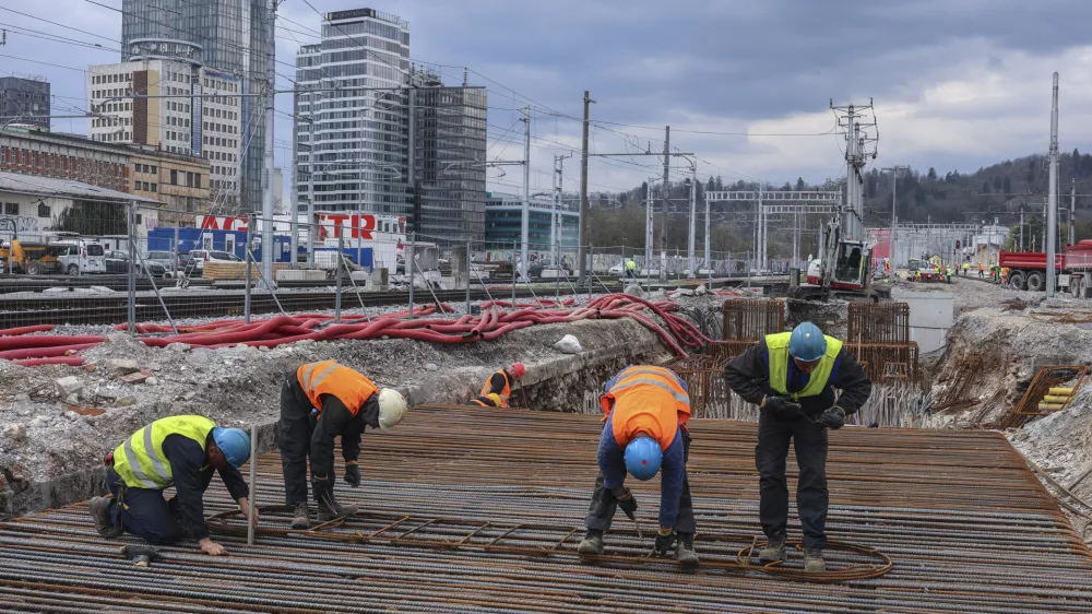 - 01.04.2025 - ogled nadgradnje železni&scaron;ke postaje Ljubljana - gradnja, gradbi&scaron;če, železnica, delavec, politika, minister župan//FOTO: Jaka Gasar