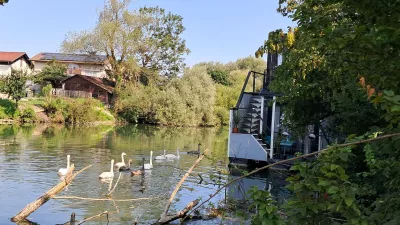 Plavajoče hiške čakajo na novega kupca na privezu na območju Livade daleč od centra mesta. Foto: Miha K. Turk 
