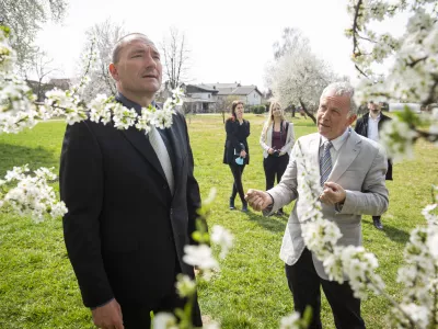 Ljubljana, Botanicni vrt.Kmetijski minister Joze Podgorsek je obiskal Botanicni vrt Univerze v Ljubljani, kjer se je srecal z vodstvom.Kmetijski minister Joze Podgorsek in vodja botanicnega vrta Joze Bavcon.