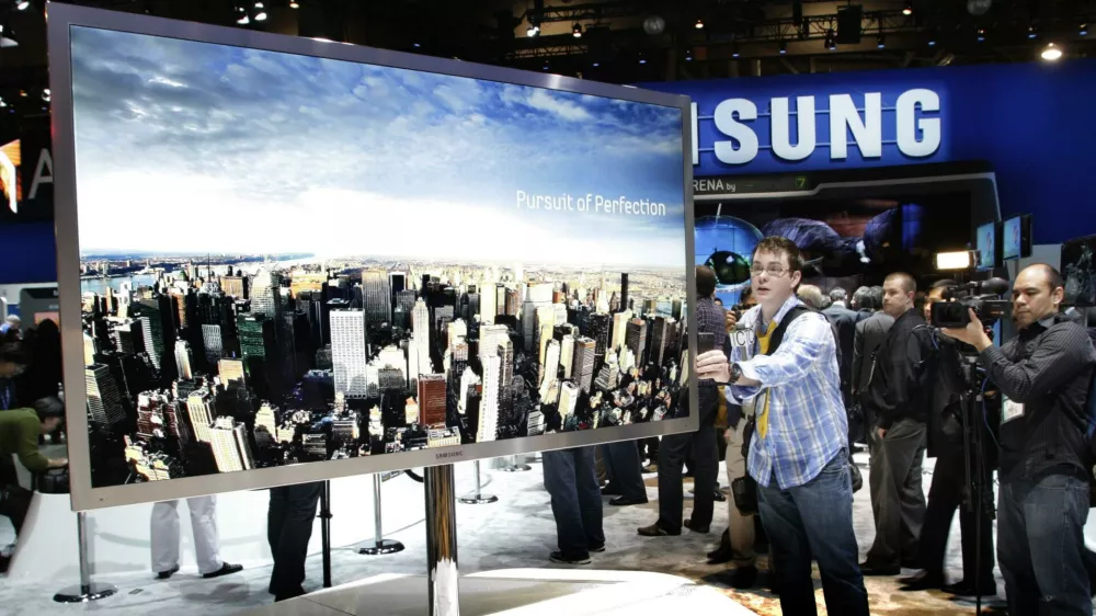 A reporter touches a 75-inch, full HD 3D LED television by Samsung Electronics during the first day of the 2011 International Consumer Electronics Show (CES) in Las Vegas, Nevada January 6, 2011. REUTERS/Steve Marcus (UNITED STATES - Tags: BUSINESS)