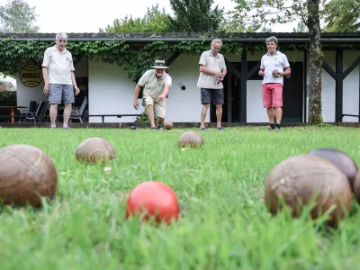 Lesene krogle in ohlapnejša pravila: balinanje na travi prevzeli od avstralskih Slovencev