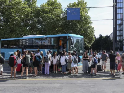 Vsakodnevna zmeda na avtobusni in železniški postaji