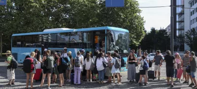 Vsakodnevna zmeda na avtobusni in železniški postaji
