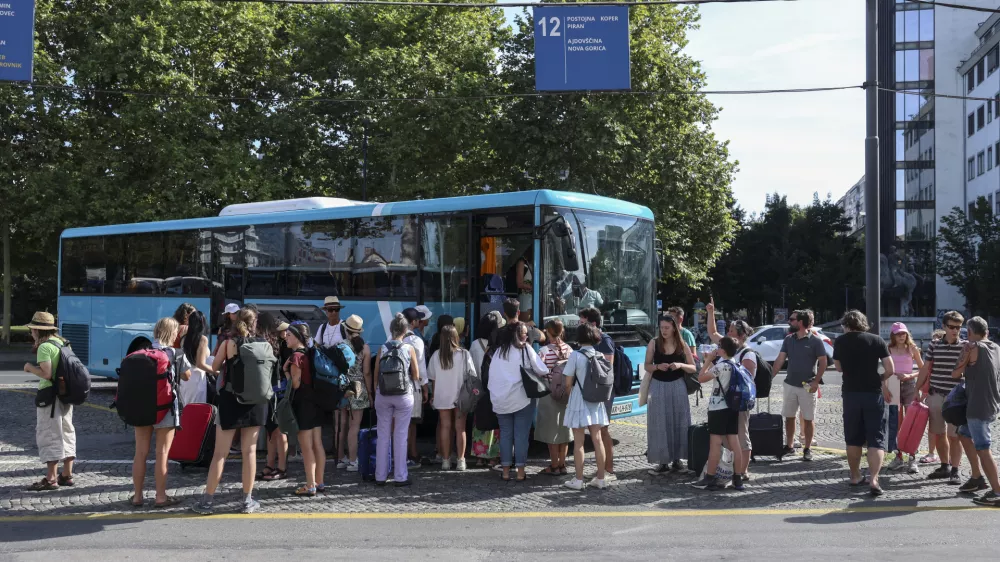 Vsakodnevna zmeda na avtobusni in železniški postaji
