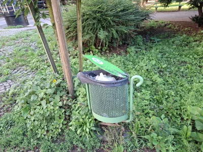 Odpadki okoli koša za smeti: Vrane izkoriščajo neodgovornost občanov