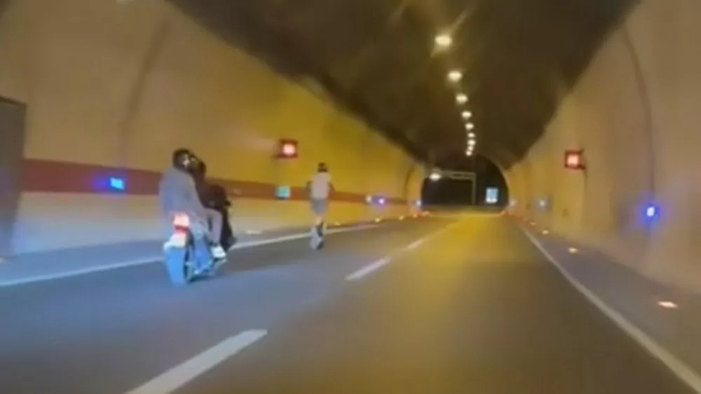 Vožnja z e-skirojev po tunelu na Hrvaškem. 
