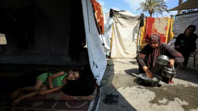 Palestinians, displaced by the Israeli military offensive, shelter in a tent camp in Gaza City, August 8, 2025. REUTERS/Dawoud Abu Alkas   TPX IMAGES OF THE DAY